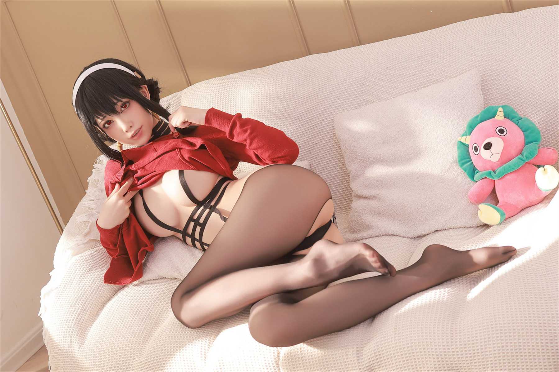 73729